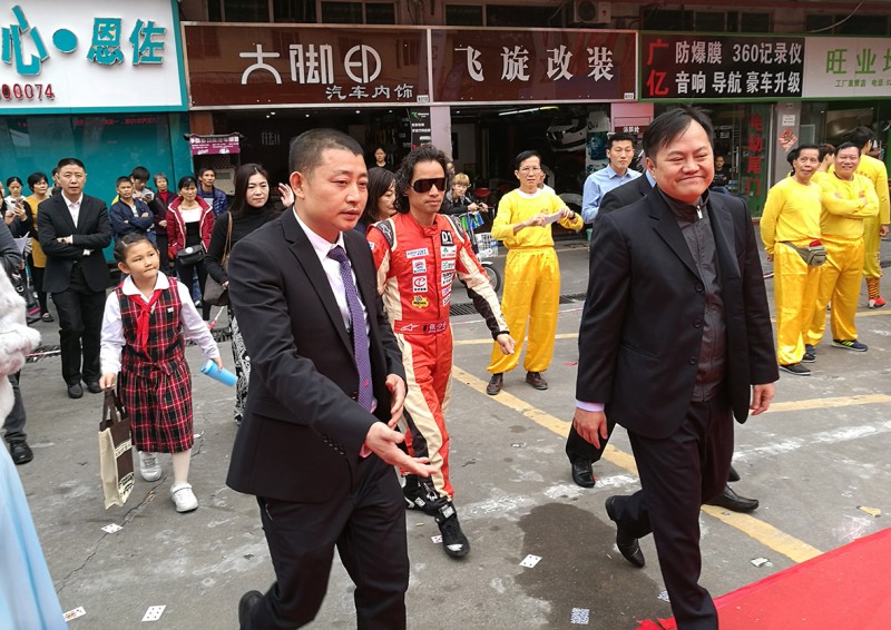 4 EVK汽车俱乐部何伟先生引领贵宾步入会场